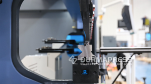 Hydraulische Kantpers Clean-Finish 110T/3200 met Delem DA66T 3D-besturing voor metaalbewerking in de meubelindustrie - Product Image 3