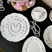 Assiettes à dîner, tasses à café et soucoupes en porcelaine bleue de style vintage français, décorées de dentelle et de motifs en relief, compatibles micro-ondes