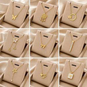 Collier ras du cou unisexe tendance minimaliste en acier inoxydable plaqué or 18 carats avec pendentif cœur papillon et chaîne à maillons - Product Image 2