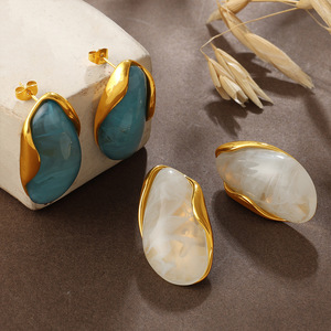 Boucles d'oreilles clous vintage imperméables, plaquées or 18 carats, résistantes au ternissement, avec marbrure irrégulière ambre pastel, conformes aux normes EU Reach et US CPSIA - Product Image 2