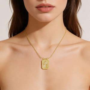Collier Pendentif Géométrique Gravé Style Vintage Luxe Léger avec Médaillon Croix, Bijou Tendance pour Femme, Vente en Gros - Product Image 2