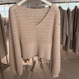 Pull en laine/cachemire chic pour femme, col en V, tricoté à l'ordinateur, respirant, style décontracté sans effort, anti-froissement, logo sur le devant - Product Image 1