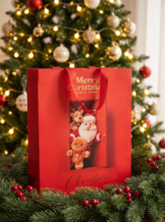 Sacs cadeaux en papier de Noël en stock avec impression couleur, finition mate et poignées en corde de polyester pour emballages de fêtes