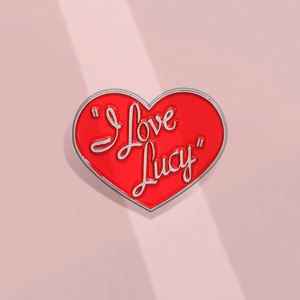 Ik Hou Van <span class=keywords><strong>Lucy</strong></span> Emaille Pinnen Klassieke Variëteit Tv Toont Rood Hart Broches Revers Badges Valentijnsdag Cadeau Voor Vriend - Product Image 3