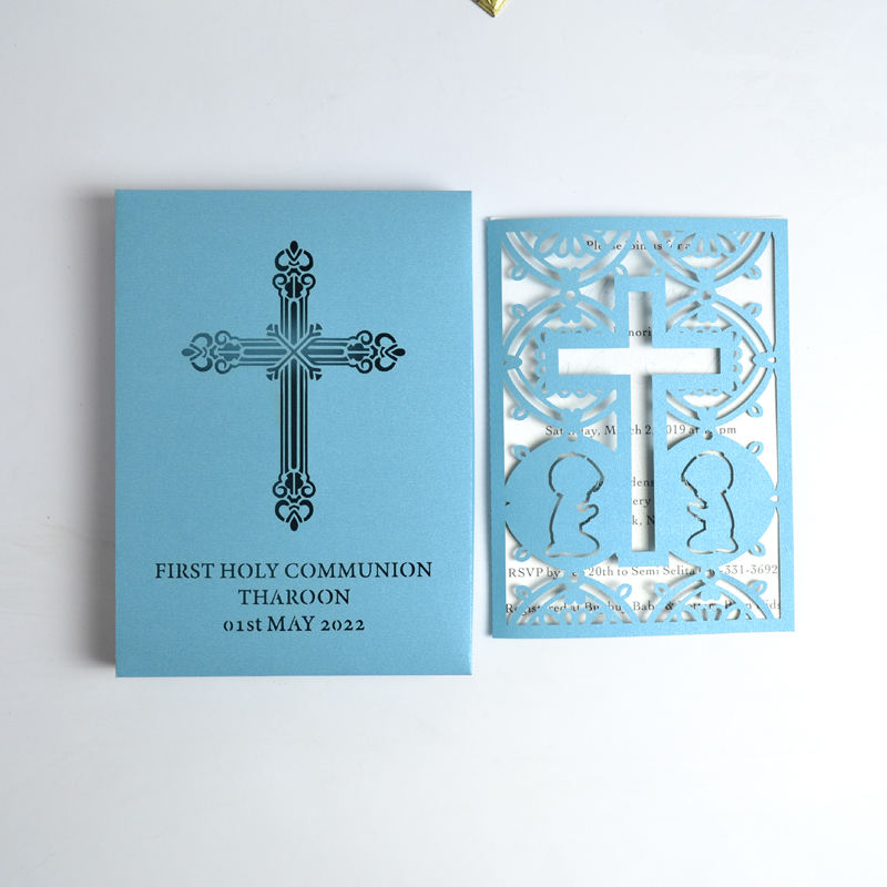 Boîte d'invitation bleue + carte découpée au laser bleue