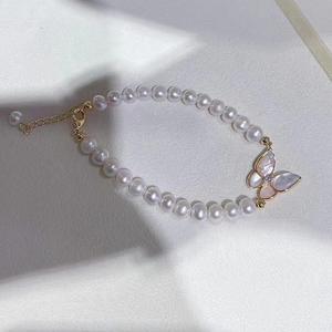 Pulsera de Perlas de Agua Dulce de Alta Calidad, 5-6 mm, Casi Redondas, con Diseño de Mariposa, Elegante y Moderna - Product Image 1