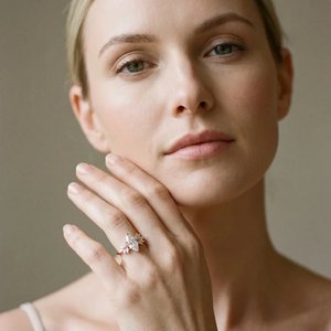 แหวนมอสซาไนต์หรูหราสำหรับผู้หญิง เงินแท้ 925 ชุบทอง ดีไซน์แบบฝังเพชร ฮิปฮอป แฟชั่น ประกายระยิบระยับ สวยงามสง่างาม - Product Image 4