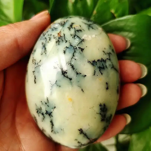 Piedra de Palma de Ópalo Dendrítico Natural al por Mayor, Cristal Bohemio de Forma Ovalada con Patrones de Árbol en Azul Negro Profundo - Product Image 4