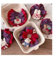 Nouveau Chouchou pour Enfants en Tissu à Motif Ours de Dessin Animé à Carreaux Rouges avec Nœud et Étiquette