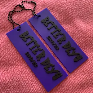 Levendige Paarse Kleur 3D Effect Logo Rubber Swing Tag, Nieuwste Ontwerp Zachte Siliconen Hangtag Met Black Metal Ballchain