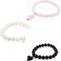 Demandez le catalogue : Bracelet élastique simple avec breloque cœur classique et perles en pierre, idéal comme cadeau.