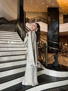 <span class=keywords><strong>Abaya</strong></span> ouverte beige Hafizah ornée d'un imprimé jacquard avec <span class=keywords><strong>foulard</strong></span> assorti pour l'Aïd, le Ramadan et les événements de luxe - Product Image 4