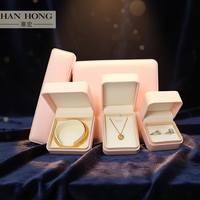 Vente d'usine : Boîte à bijoux en cuir PU rose avec logo personnalisé pour colliers, bracelets, boucles d'oreilles et bagues - Emballage de bijoux (Schmuckverpackung)