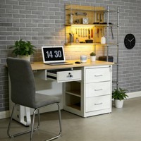 Table de travail contemporaine en L avec base métallique et plateau en bois, dotée d'un séparateur vertical pour l'aménagement individuel des postes de travail des employés