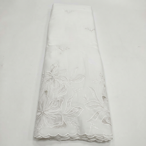 Tissu en coton mousseline pur à motifs floraux ajourés, doux et léger, idéal pour robes d'été, confectionné à la main, design floral ajouré en coton mousseline. - Product Image 1