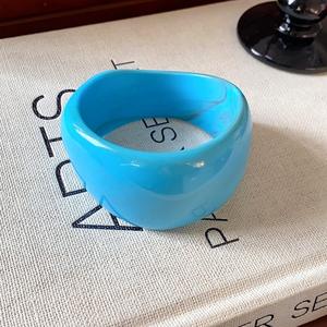 Bracelet ouvert circulaire en acrylique rétro YL avec un design simple, tendance, personnalisé et polyvalent - Product Image 6