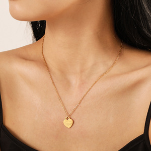 Collier pendentif cœur en acier inoxydable européen américain, style luxueux, plaqué or, cœur de pêche gravé, chaîne - Product Image 2