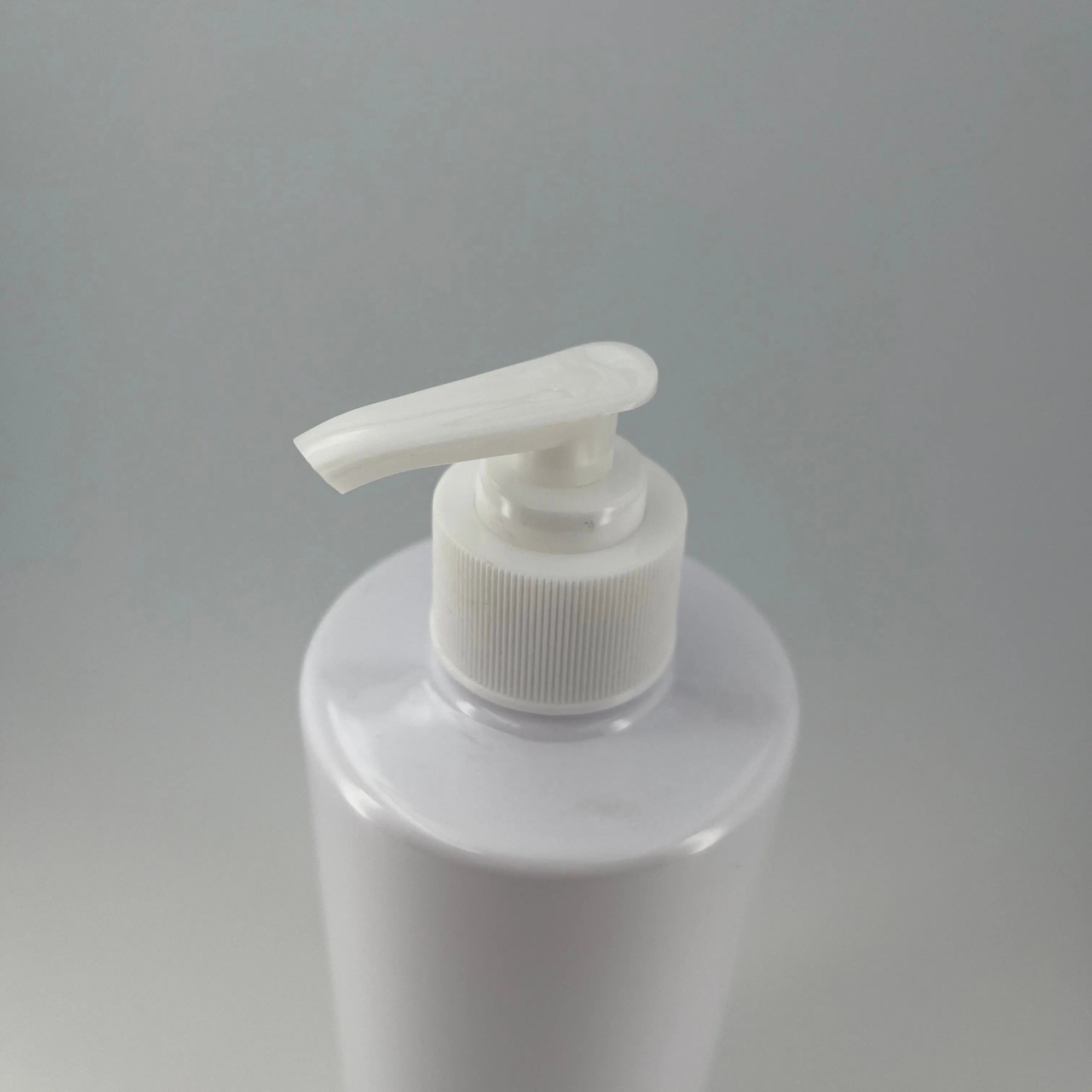 500Ml Hoge Kwaliteit Custom Huisdier Cosmetische Container Plastic Shampoo Ronde Platte Schouderfles Met 28/410 24/410 Lotion Pomp