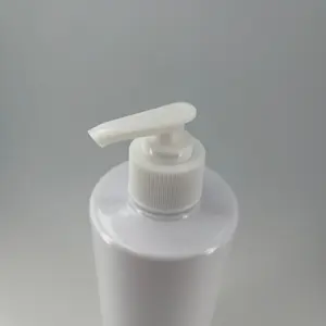 Récipient cosmétique PET personnalisé de 500ml de haute qualité shampooing en plastique bouteille ronde à épaulement plat avec pompe à lotion 28/410 24/410