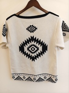 Suéter de Punto Casual de Manga Corta Hecho a Mano, 100% Lana, con Patrón Azteca Geométrico Intenso, Elegante Contraste en Blanco y Negro - Product Image 3