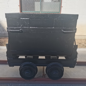 Nuovo Carrello Ferroviario a Scartamento Ridotto con Ribaltamento a Secchio da 0,55/0,75/1 M³ per Miniere, Binario da 600mm - Product Image 1