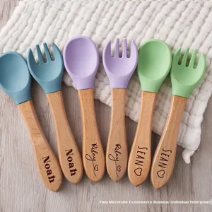 Promotion : Cuillère d'apprentissage en silicone de qualité alimentaire pour enfants, personnalisable avec gravure, pour l'alimentation des tout-petits, avec manche en bois - Product Image 2