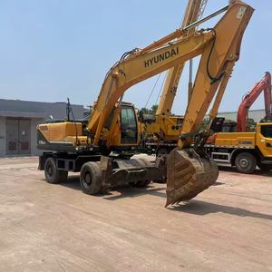 Excavatrice sur pneus Hyundai 210W-9 d'occasion, faible nombre d'heures de fonctionnement, pour travaux routiers municipaux. - Product Image 1