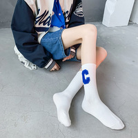 Chaussettes mi-tube unisexe Big C Letters Women's Sports Trend Ins Street Style Autumn Daily Use Sports Couple Socks Logo Cuff
