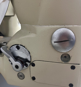 Machine à coudre industrielle à point plat avec point de verrouillage et moteur pour vêtements de sport comme les genouillères et les coudières RN6300-D4 - Product Image 4