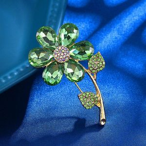 Broche de flor de trébol verde personalizado, diamantes de imitación de cristal, broches pequeños elegantes, mujeres de diseñador - Product Image 2