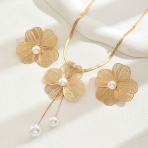 Collier en or anti-ternissement Hyperbole, collier en acier inoxydable véritable 18 carats avec fleur et perle pour femmes et filles - Product Image 3