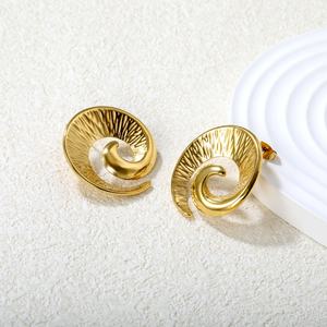 Boucles d'oreilles créoles en acier inoxydable plaqué or 18 carats, texture épaissie, motif corne de vache, bijoux géométriques tendance, boucles d'oreilles créatives en spirale - Product Image 4