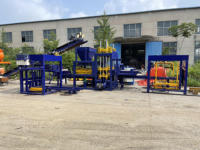 La machine à blocs hydraulique entièrement automatique QT5-15 peut produire des briques creuses, des briques de pavage, des bordures et des briques colorées.