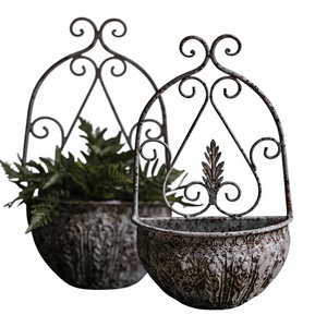 Macetero de Pared Metálico Vintage con Diseño Ornamental, Soporte Colgante para Macetas, Decoración de Pared para Jardín y Hogar - Product Image 1