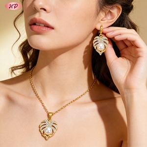 ชุดเครื่องประดับแฟชั่น Hengdian Jewelry ลายใบมอนสเตอร่า ประดับมุกและเพชรซิคอนเกรด AAA ชุบทองเหลือง 18K ขายส่งสำหรับผู้หญิง ใส่ได้ทุกวันและงานปาร์ตี้ - Product Image 6