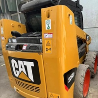 Multifunktionaler Kompaktlader CAT 226B mit Schnellwechsler für Schneepflug, Gabel & Erdbohrer
