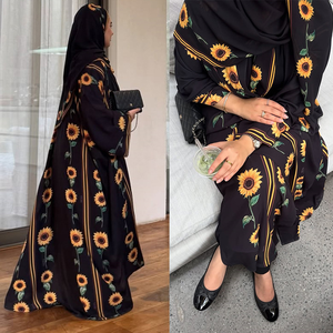 Abaya negra en oferta con estampado de girasoles, cárdigan musulmán abierto por delante con hiyab a juego, abaya tipo pashmina. - Product Image 3