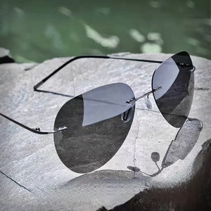 แว่นกันแดดไร้กรอบน้ำหนักเบาพิเศษโลหะผสมไทเทเนียมเมมโมรี่แว่นกันแดดสำหรับผู้ชายแว่นกันแดดโพลาไรซ์ขั้นสูงเปลี่ยนสีได้ - Product Image 3