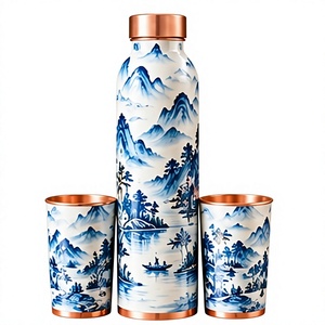 Ensemble de flacons en cuivre à motif montagne en porcelaine bleue et blanche avec 2 tasses, bouteille d'eau de voyage à bordure en cuivre - Product Image 1
