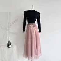 Ensemble deux pièces pour femmes, haut noir élégant brodé de dentelle + jupe midi rose poudré taille haute, pour les fêtes et les mariages