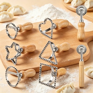 Accessori da Cucina: Rotella Tagliapasta e Stampino per <span class=keywords><strong>Biscotti</strong></span> in Lega di Zinco con Manico in Legno, Strumento Multiforma per Ravioli e Dumpling - Product Image 1