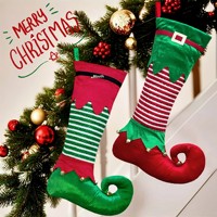 Chaussettes de Noël créatives en feutre doux, écologiques, à rayures rouges et vertes, en forme d'elfe, à suspendre, pochette à bonbons, clochettes, décoration d'arbre