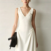 Gaun Midi Wanita Tanpa Lengan Warna Ivory, Kerah V, Detail Kerut, Pinggang Ramping, Elegan, Kasual, Cocok untuk Pesta Formal