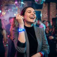 Bracelets LED clignotants en silicone personnalisés avec logo, activés par le son, 2 LED, pour promotion, cadeaux, prêts à la vente au détail, pour fêtes musicales