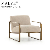 Fauteuil individuel moderne et minimaliste en tissu beige, chaise design avec structure en laiton pour salons de luxe et projets de villas