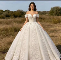 Robe de mariée coupe princesse à manches courtes volantées, en dentelle florale, tulle à sequins et traîne courte
