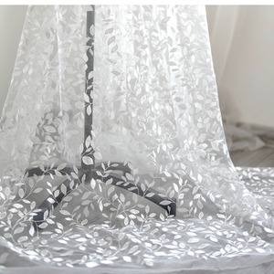 Tissu en dentelle blanche à petites feuilles, <span class=keywords><strong>tulle</strong></span> brodé motif floral élégant pour robes et rideaux féminins - Product Image 2