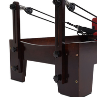 Reformer de Pilates Profesional de Madera de Roble Teñido en Color Nogal con Cuero Borgoña para Gimnasio y Estudio