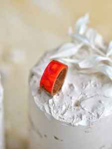 Anillo de Dedo de Resina y Madera Premium para Hombre y Mujer con Acabado Liso, Textura de Madera Natural y Diseño Moderno Hecho a Mano - Product Image 4