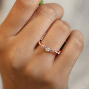 Bague de promesse éternelle Gemnel Fashion à deux tons, torsadée et entrelacée, avec solitaire rond et finition polie - Product Image 5